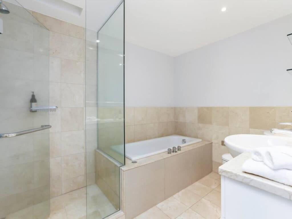 Bright One Bedroom Beauty With Balcony And Unbeatable Views Auckland Kültér fotó